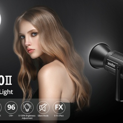 Luz de vídeo LED preta Godox SL300II montada em tripé com modelo feminina loira ao lado