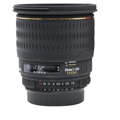 Objetiva de câmera fotográfica preta com inscrições e anéis texturizados