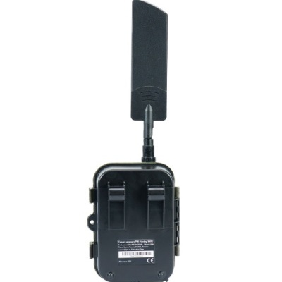 Dispositivo eletrônico preto com antena em fundo branco