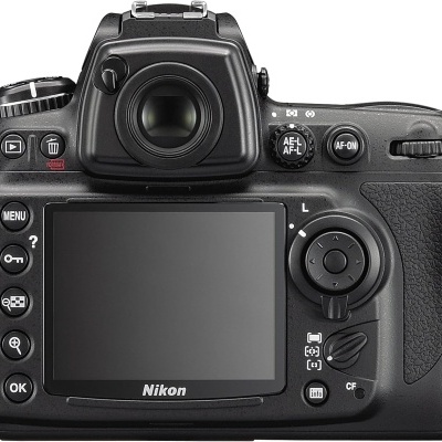 Câmara digital Nikon preta vista da parte traseira com ecrã e botões de controlo.