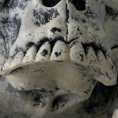 Escultura ou máscara de caveira com textura envelhecida em branco e preto