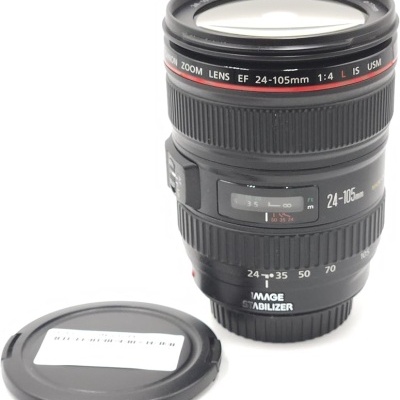 Objetiva Canon Zoom Lens EF 24-105mm 1:4 L IS USM preta com tampa preta ao lado
