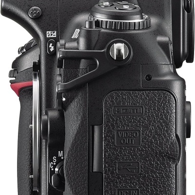 Câmara fotográfica DSLR preta vista de lado com botões e inscrições HDMI, VIDEO OUT, DC IN.