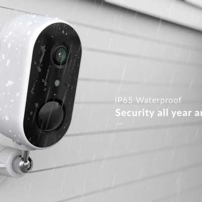 Câmara de segurança exterior branca e preta com texto sobre resistência à água