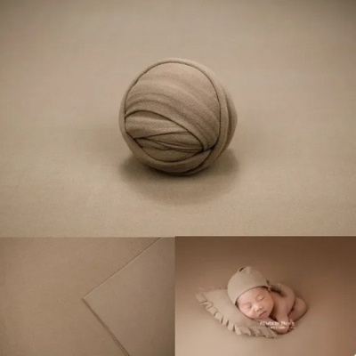 Três cenas com tecido bege e bebé a dormir usando gorro do mesmo tecido.