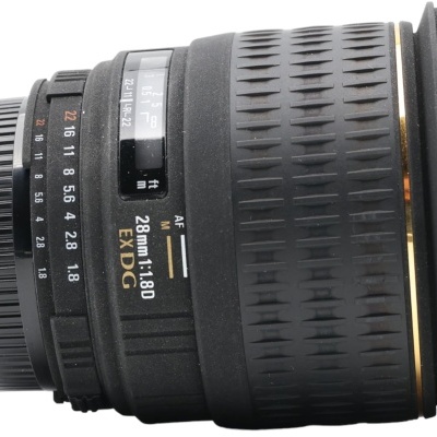 Lente fotográfica Nikon AF 28mm 1:1.8D Zx DC preta com texturas e leve brilho