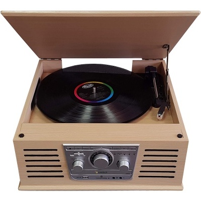 Gira-discos em madeira clara com disco vinil preto e painel frontal prateado.