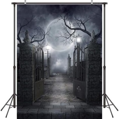 Backdrop fotográfico com portões de ferro e lua cheia