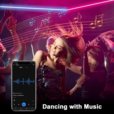 Pessoas a dançar na discoteca com smartphone a mostrar app de música