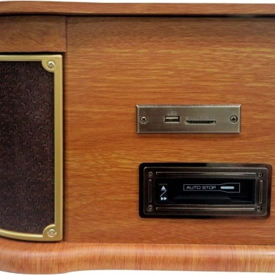 Aparelho de som vintage em madeira com colunas e ecrã digital