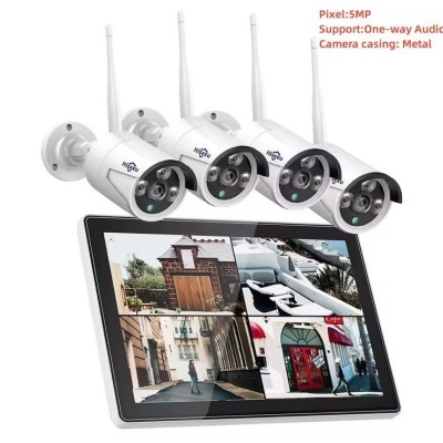 Quatro câmaras de vigilância brancas com antenas e monitor de vídeo preto com quatro imagens exibidas