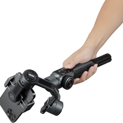 Gimbal estabilizador preto com smartphone preto com três lentes