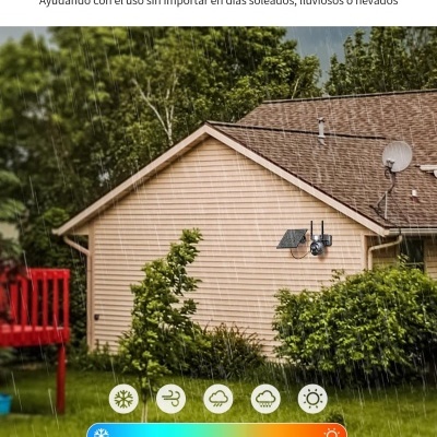 Casa bege com câmera de segurança e painel solar na parede sob chuva