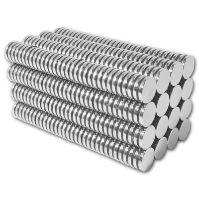 Pequenos ímanes cilíndricos prateados empilhados em forma retangular