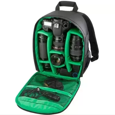 Mochila preta para câmera com interior verde e divisórias acolchoadas organizando equipamento fotográfico