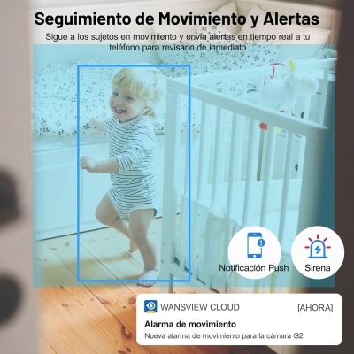 Quarto de bebé com berço branco, roupa de cama branca com padrão floral e bebé loiro sorridente vestido com body às riscas