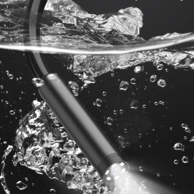 Dispositivo tubular preto com luz LED submerso em água com bolhas e texto IP67 WATERPROOF 6 + 1 Adjustable LED Lights