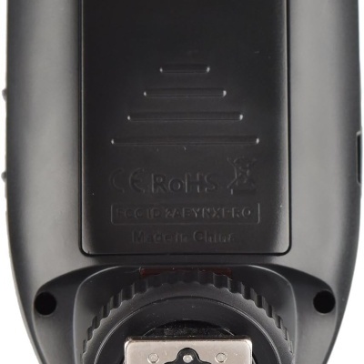 Dispositivo eletrónico preto com conector metálico e texto em relevo no verso.