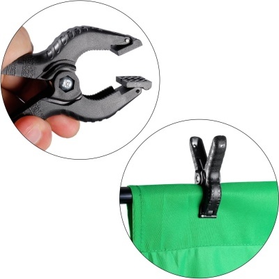 Clipe preto de plástico segurando tecido verde