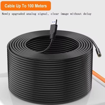 Cabo preto com conector USB, enrolado em caracol, com texto em inglês acima