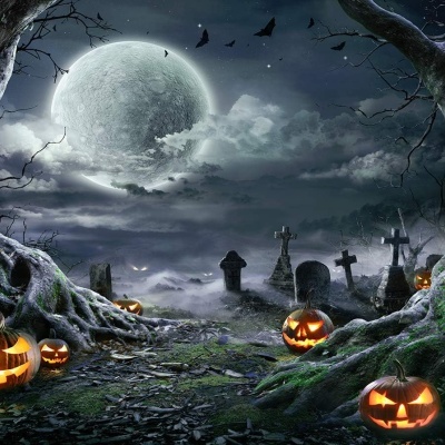 Cemitério de Halloween com abóboras iluminadas, túmulos e lua cheia