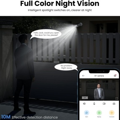 Homem de terno iluminado por luz branca ao lado de portão, com tela de telemóvel mostrando câmara de vigilância e texto sobre visão noturna colorida