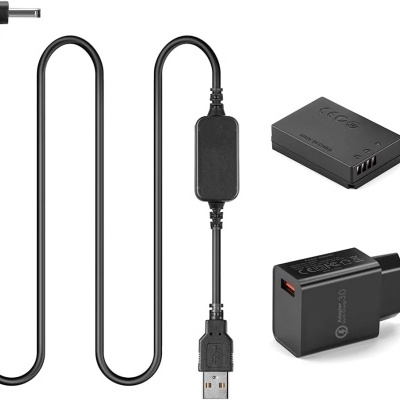 Cabo USB preto com adaptador e bateria e carregador USB preto em fundo branco