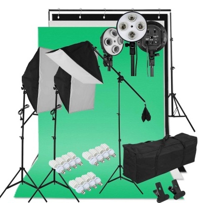 Equipamento de estúdio fotográfico com softboxes, luzes e fundo verde