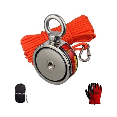 Imã com corda, mosquetão, luvas e bolsa num fundo branco