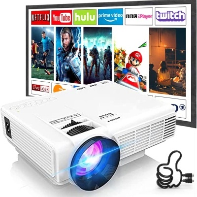 Projetor branco com lente azul e ecrã ao fundo com várias plataformas e imagens