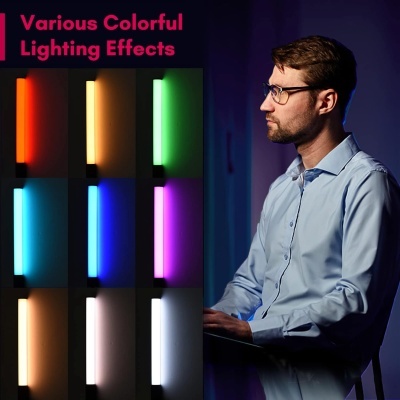 Painéis com várias cores de luz e homem sentado com camisa azul