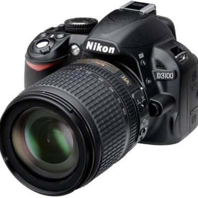 Câmara fotográfica digital Nikon D3100 preta com lente de zoom