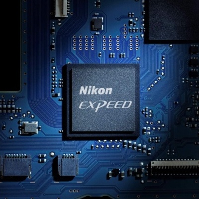 Chip Nikon EXPEED num circuito impresso azul com componentes eletrónicos