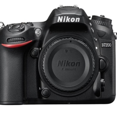 Câmara digital reflex Nikon D7200 preta com corpo texturado e capuz de lente