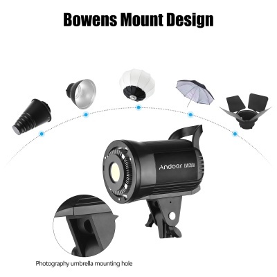 Equipamento de iluminação fotográfica preto com acessórios e texto explicativo