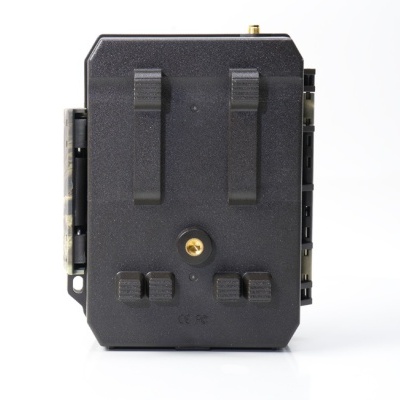 Dispositivo electrónico negro rectangular con conexión metálica central