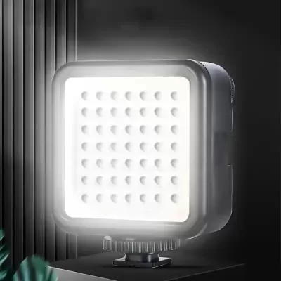 Luz LED quadrada com múltiplos LEDs em estrutura cinzenta sobre base preta
