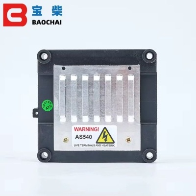 Módulo eletrónico quadrado preto com painel metálico e etiqueta de aviso AS540