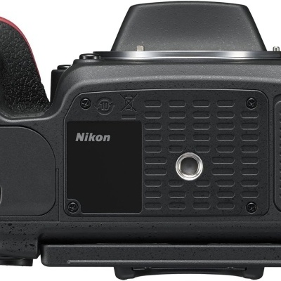 Base preta de uma câmara fotográfica Nikon com punho vermelho