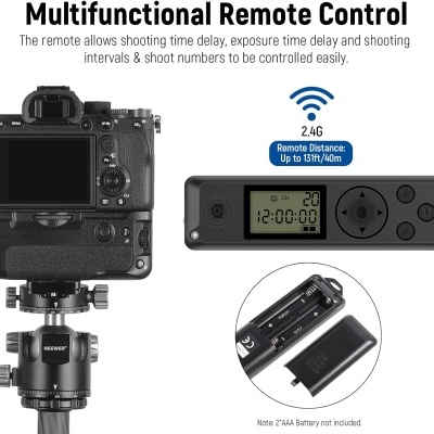 Comando remoto multifuncional preto com ecrã digital ao lado de câmara montada em tripé