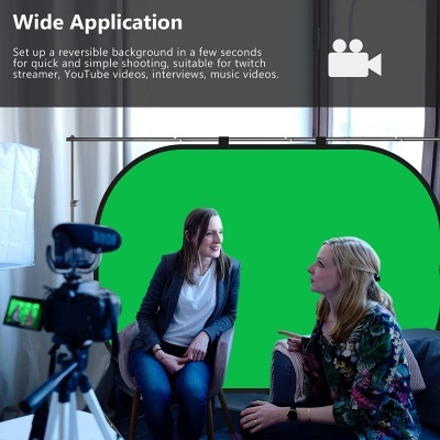 Estúdio caseiro com fundo verde retrátil, dupla de mulheres a conversar e câmara em tripé.
