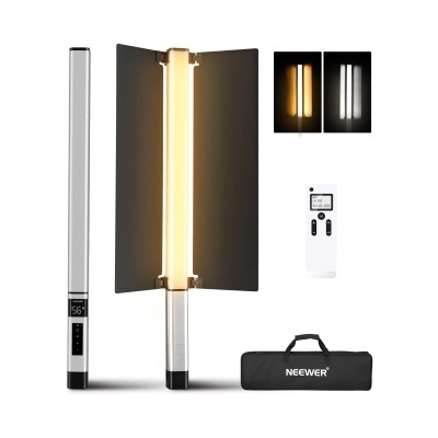 Conjunto de iluminação LED portátil Neewer com barra de luz prateada, painel refletor preto e controlo remoto.
