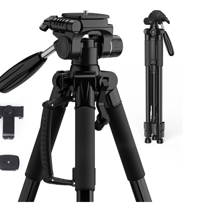 Tripé preto para câmara com acessórios sobre fundo branco