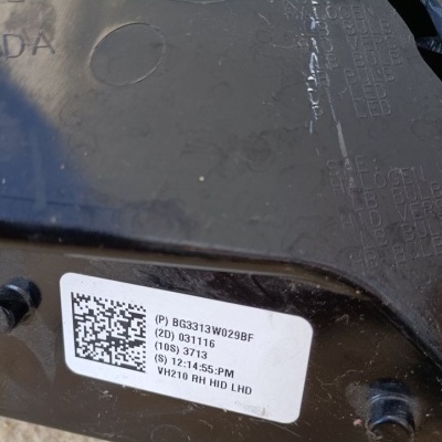 Peça automóvel preta com etiqueta branca e código QR