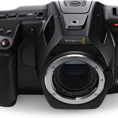 Câmera Blackmagic Design 6K preta com grip texturizado e vários botões