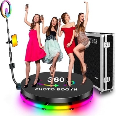 Plataforma giratória 360 com quatro mulheres a posarem e iluminação LED colorida.