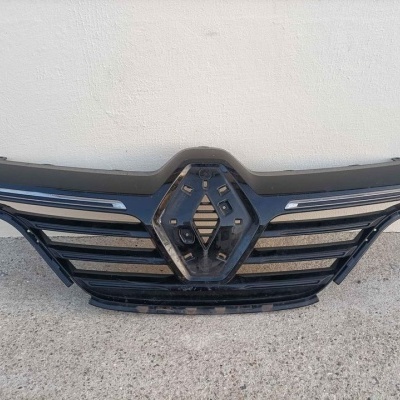 Grelha dianteira preta com logótipo da Renault e detalhes cromados