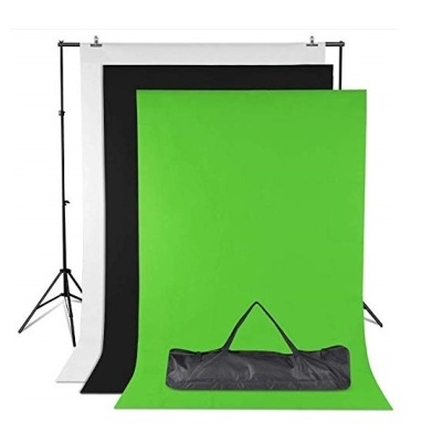 Três fundos fotográficos em tecido branco, preto e verde com suporte metálico e bolsa preta.