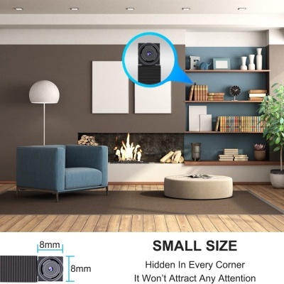 Câmara de segurança pequena preta num ambiente interior com lareira e cadeira azul