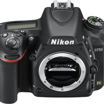 Máquina fotográfica digital Nikon D750 de corpo preto sem lente